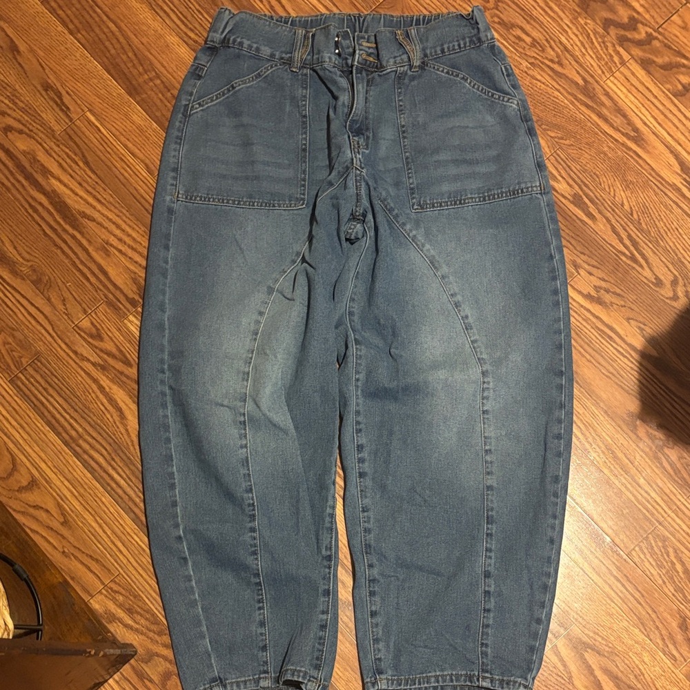 Women’s barrel style wide leg jeans, stretchy waste bad.